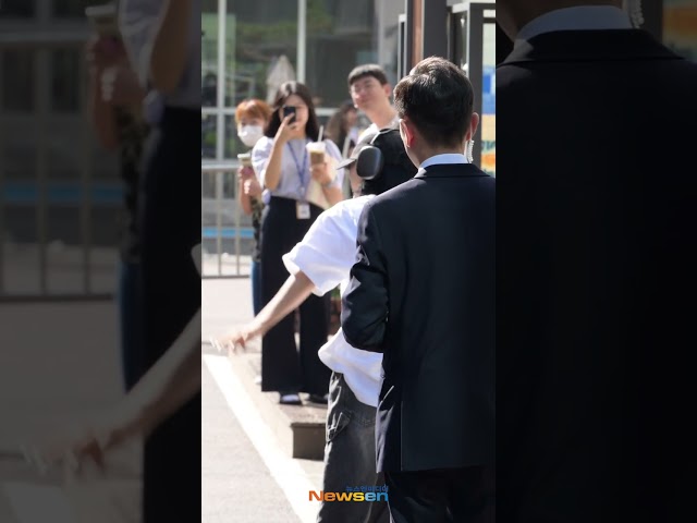 트와이스 지효(JIHYO), ‘나무 사이로 빼꼼’ 출근했지효~(뮤직뱅크 출근길)/ ‘Music Bank’ #Newsen