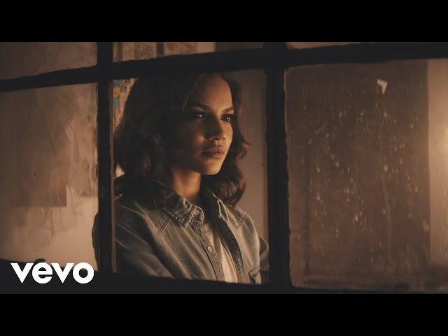Leslie Grace - Cómo Duele el Silencio (Official Music Video)
