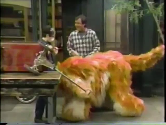 Classic Sesame Street: Linda Uses a Sander (1992)