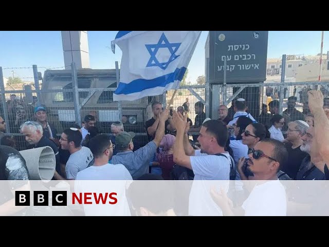 Israeli protesters enter army base after soldiers held over Gaza detainee abuse | BBC News