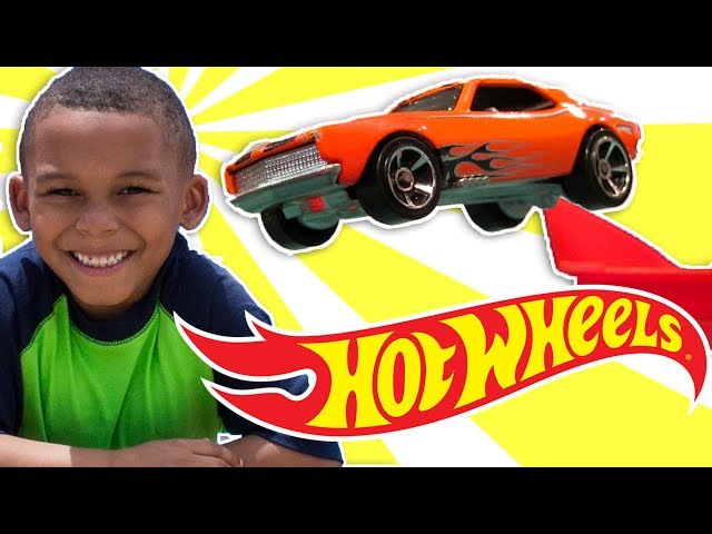 HOT WHEELS LONG JUMP TRACK GAME AT THE PARK PART 2!