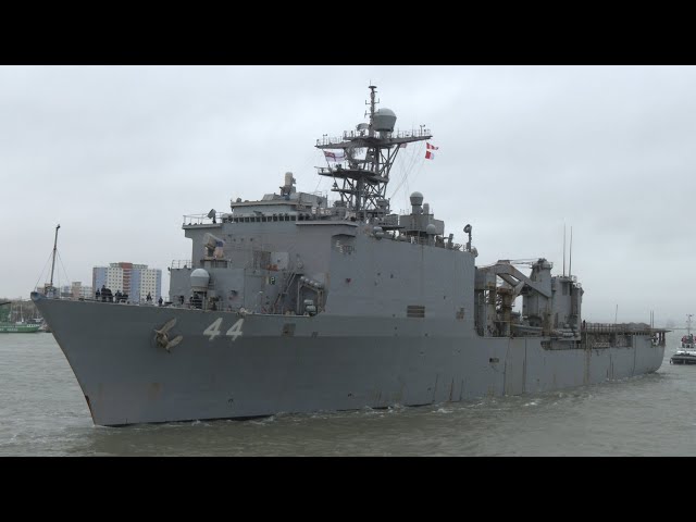 US warship deploys marines onto UK beach from France 🇺🇸 🇫🇷 🇬🇧