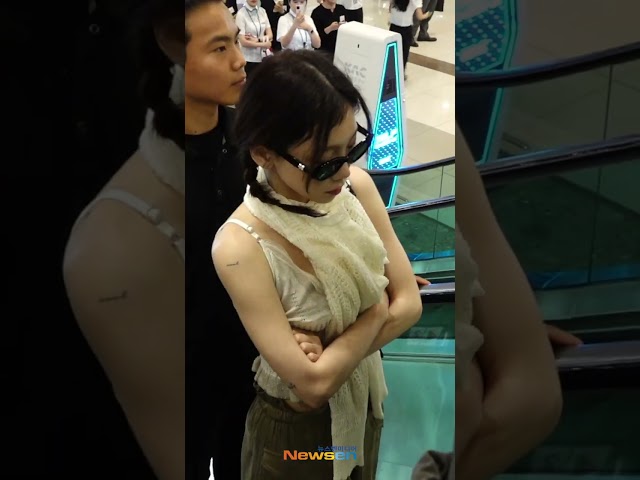 쿨~한데 큐트하잖아! 탱구😎의 시원시원한 케미솔+선글라스 패션 #태연 #Newsen