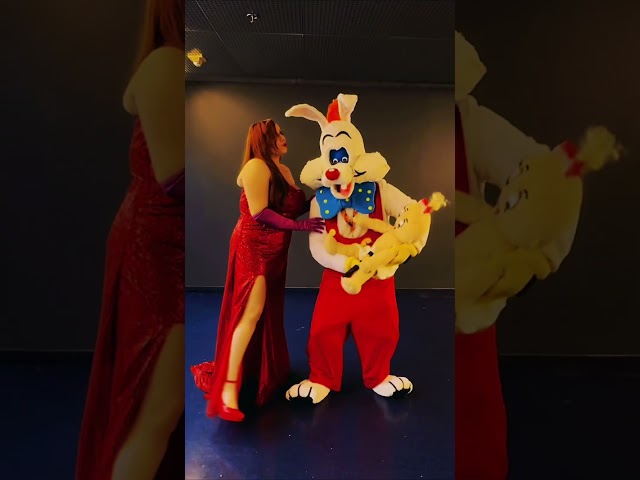 Who framed Roger Rabbit cosplay mascot and Jessica at Montreal Comic-Con 2024