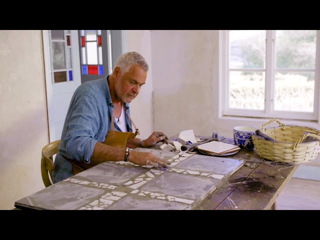 Ernst återanvänder restmaterial och skapar ett vackert mosaikbord  - Sommar med Ernst (TV4)