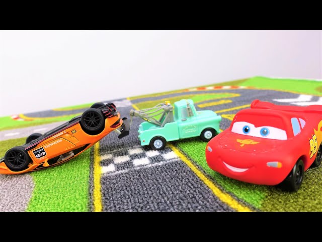 Toy cars at the water park | Videos for kids with toys & Lightning McQueen toys for children