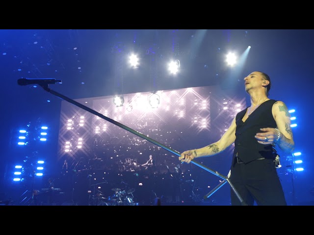 DEPECHE MODE: Everything Counts (ending + audience singalong) (Live in Vilnius on Feb 22, 2018) 4K