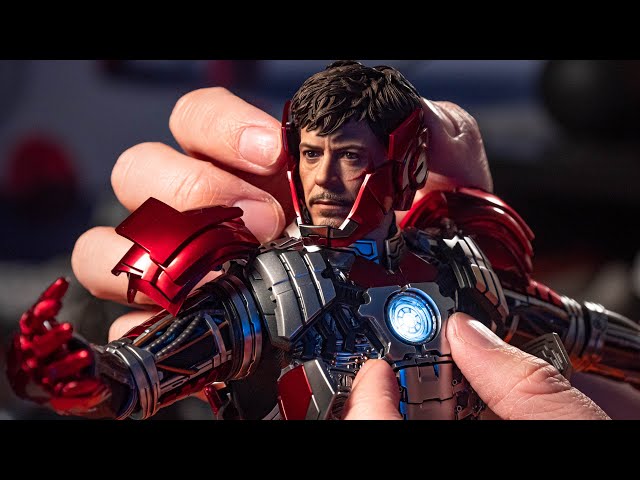 Hot Toys Iron Man Mark V Suit-Up Unboxing and Assembly!