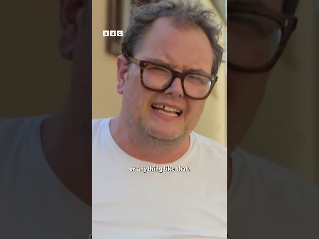 Alan Carr proving that celebs can do a hard day's work👷 #AmandaAndAlan #ItalianJob #iPlayer