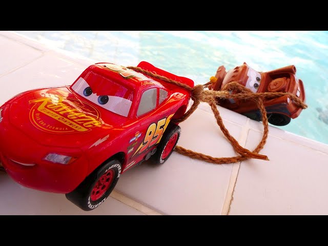 Toy Lightning McQueen saves Mater the toy tow truck from the sand | Toy cars in the pool