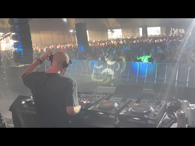 Riva Starr throwing his personal version of “Superstylin’” by Groove Armada at Creamfields