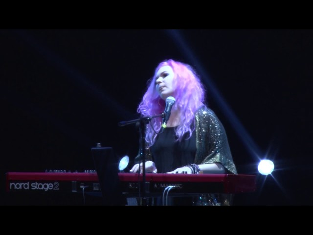 Jen Armstrong - Performing 'What Goes Around' live in China!