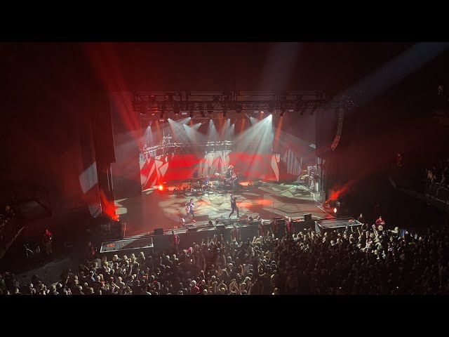 Papa Roach - Stand Up (Live in Cincinnatti)