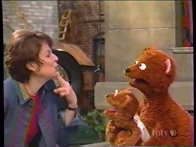 Sesame Street 3816: Baby Bear's Cousin Oliver Meets Barkley / Afraid of Triangles (1999)