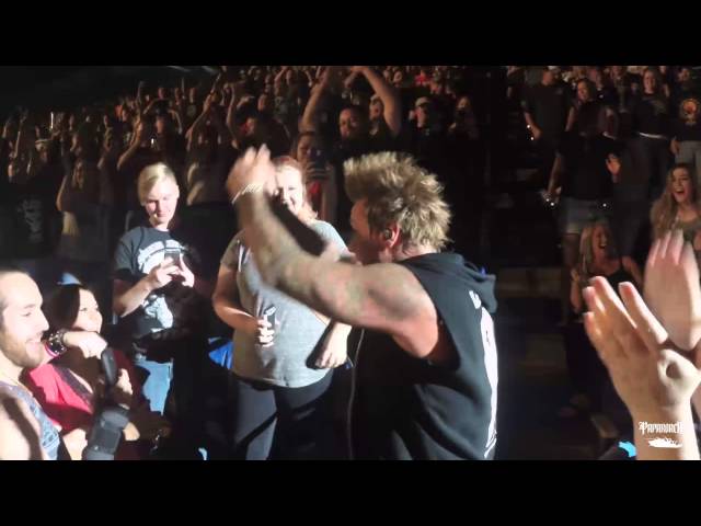 Jacoby Shaddix of Papa Roach taking it to the crowd!