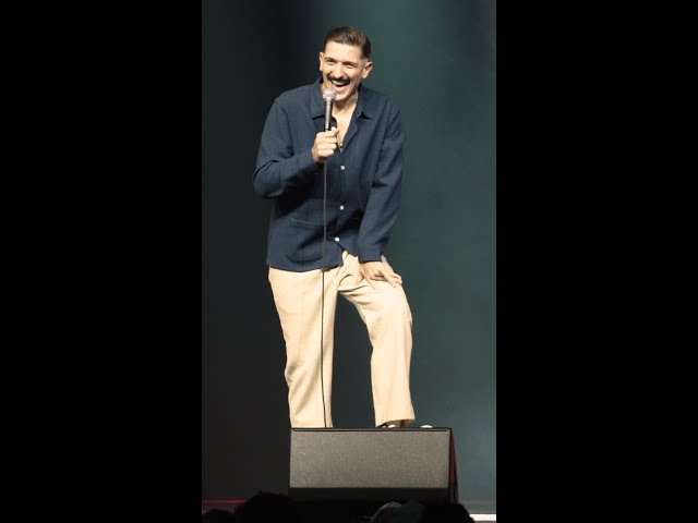 Andrew Schulz surveys the crowd on Kendrick vs. Drake at #NetflixIsAJokeFest