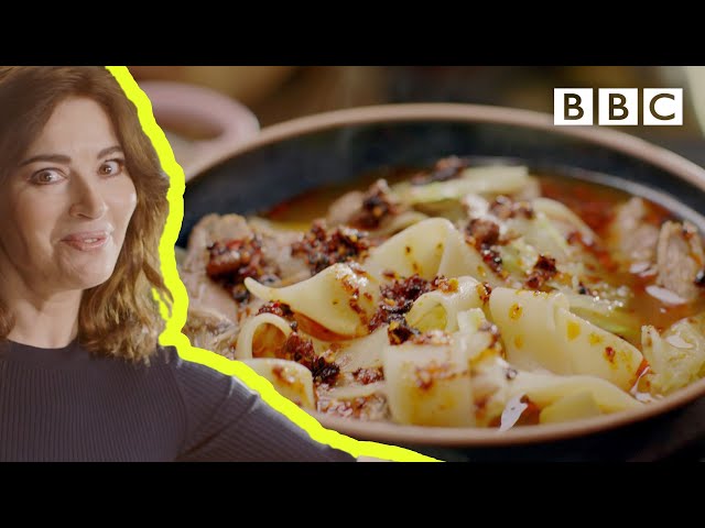 Nigella's spicy lamb shank noodles recipe - BBC