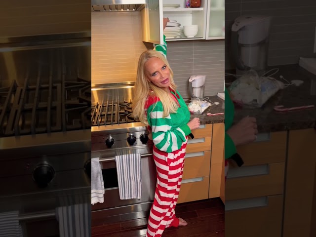 Kristin Chenoweth - Cooking with Kristin: Holiday Oreos