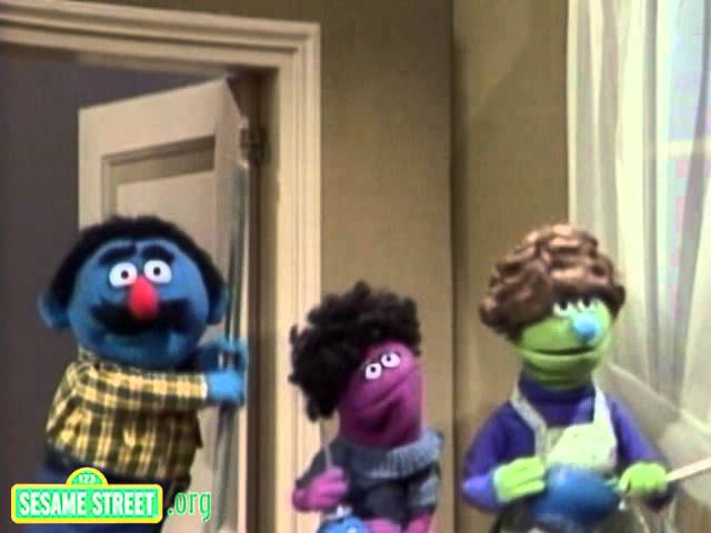 Sesame Street: Daddy Helps With The Dishes