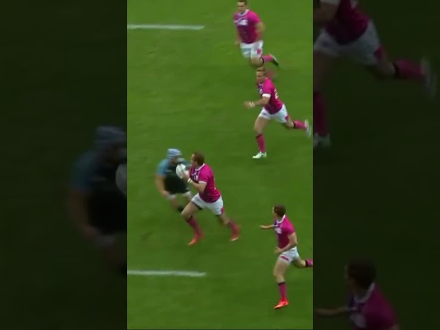 Sergio Parisse's kicking skills are elite!