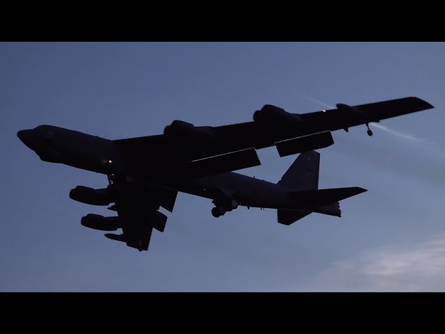 Incredibly loud 8-engine bomber planes: The B-52 Stratofortress ✈️