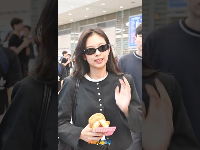 '수줍은 월드스타의 미소' 블랙핑크 제니 입국 (공항패션) #BLACKPINK #JENNIE #Newsen