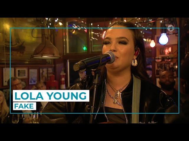 Lola Young - FAKE (Live at Ina's Nacht)