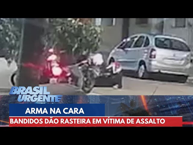 Ladrões de moto apontam arma na cara de vítima | Brasil Urgente