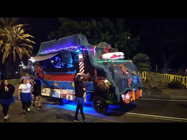 Karnawał 2019 na Kanarach w Santa Cruz - teneryfa , kolorowe autobusy