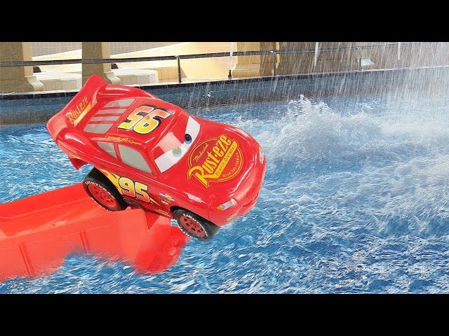 Lighting McQueen toys & cars toys at the water park | Pretend to play with toy cars & toy slides