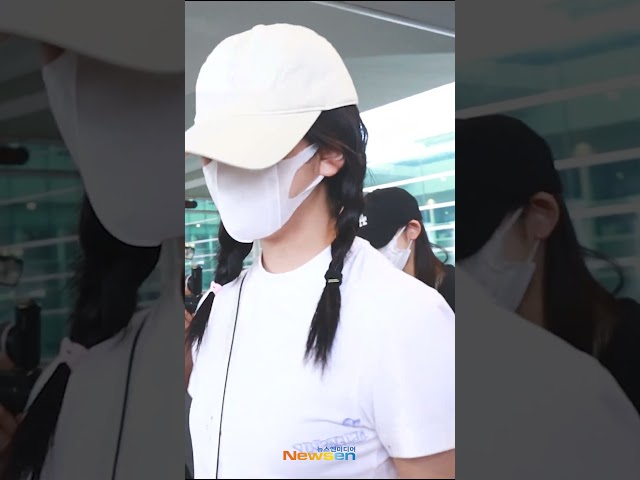 대전의 딸 #안유진 #K리그 #시축 #아이브 #IVE #입국 #Newsen