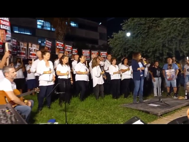ירדנה ארזי ומקהלת הגבעטרון במתחם משפחות החטופים - קבלת שבת