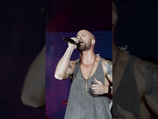 Chris Daughtry sang SCARS with Papa Roach