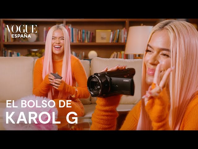 ¿Qué hay en el bolso de Karol G? | VOGUE España