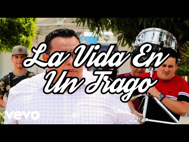 Banda Los Sebastianes De Saúl Plata - La Vida En Un Trago (Lyric Video)
