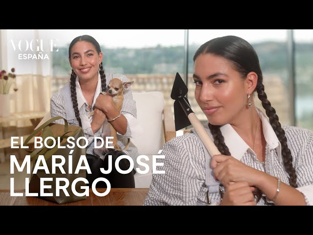 ¿Qué hay en el bolso de María José Llergo? | VOGUE España