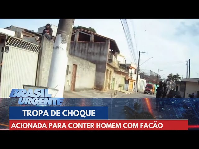 Tropa de Choque é acionada para conter homem com facão | Brasil Urgente