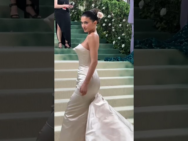 Kylie Jenner llega a la #metgala con su vestido de Oscar de la Renta