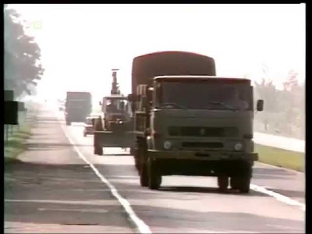 PRL 1984 Kontrola drogowa MO. Ciężarówki puste