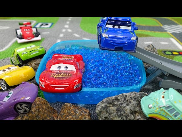 Toy cars build a race track | Lightning McQueen toy & cars for kids pretend to play racing