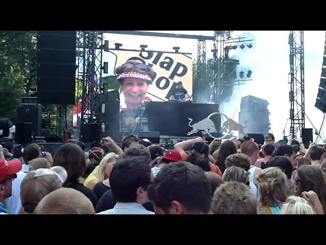 Steve Porter performing Rave Chop at Lollapalooza