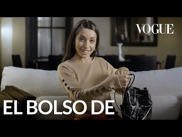María Becerra revela lo que guarda en su bolso | El bolso de  | Vogue México y Latinoamérica