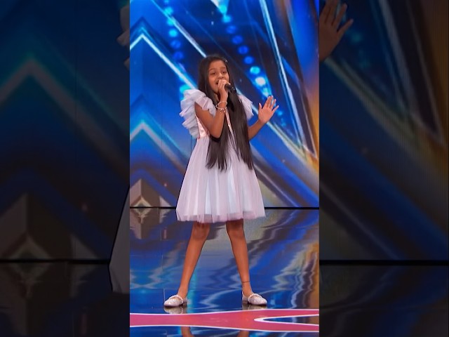A little girl with the biggest voice! 🤩