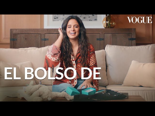 Camila Cabello cuenta en español qué lleva en su bolso | El bolso de | Vogue México y Latinoamérica