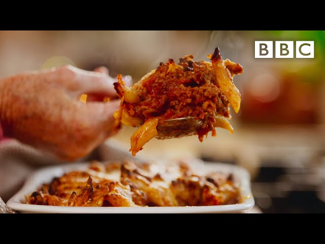 Mary Berry's wonderful bolognese pasta bake - BBC