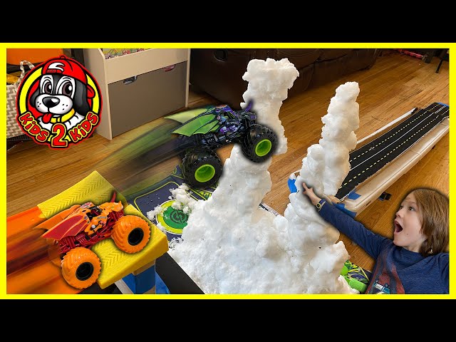 DRAGONOID Monster Truck Downhill Racing 🌨SNOW INSIDE OUR HOUSE - 2022 Monster Jam Toys (Series 17)